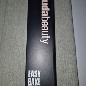 HUDA BEAUTY Easy Bake Powder in Black and White